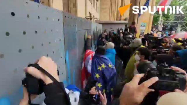 Протестующие пытаются сломать ограждение в парламент Грузии