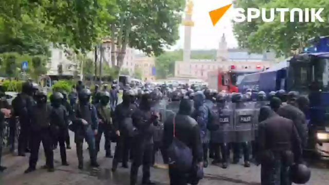 Силы спецназа и водометы в 500 метрах от парламента Грузии