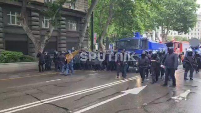 У здания парламента Грузии начались задержания