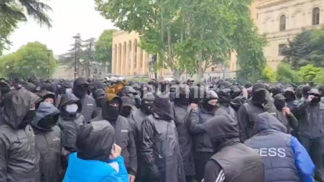 Видео Sputnik. Большое количество правоохранителей на проспекте Руставели разделяет протестующих