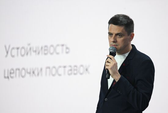 Выставка "Россия". Пленарная сессия "Технологическое лидерство: транспортная мобильность. Перспективы цифровизации транспортного комплекса и развития беспилотных технологий"