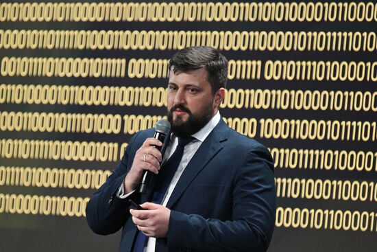 Выставка "Россия". Пленарная сессия "Технологическое лидерство: транспортная мобильность. Перспективы цифровизации транспортного комплекса и развития беспилотных технологий"