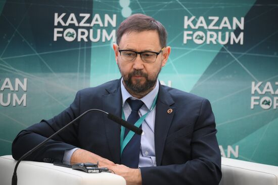 KAZANFORUM 2024. Прорывные российские технологии для зрелых нефтегазовых месторождений в разрезе новой парадигмы - экономическая эффективность, цифровая трансформация и декарбонизация 