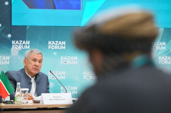 KAZANFORUM 2024. Встреча главы Республики Татарстан Р. Минниханова с президентом ТПП РФ С. Катыриным