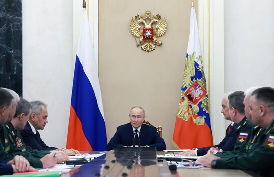 Президент Владимир Путин провел встречу с командующими войсками военных округов