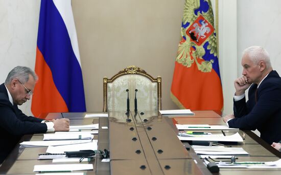 Президент Владимир Путин провел встречу с командующими войсками военных округов