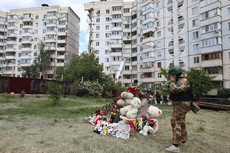 Разбор обрушенной из-за обстрела части многоэтажки в Белгороде
