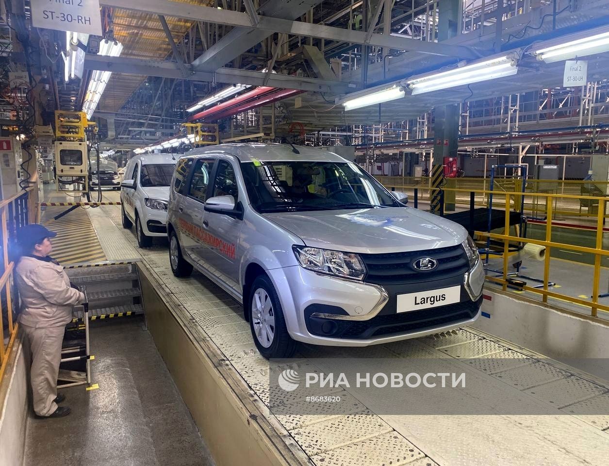 "АвтоВАЗ" запустил серийное производство автомобилей Lada Largus в Ижевске