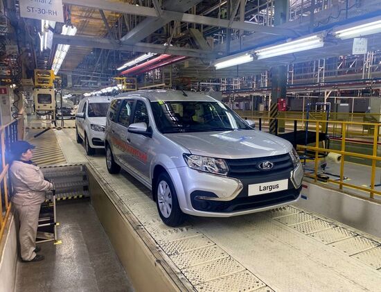 "АвтоВАЗ" запустил серийное производство автомобилей Lada Largus в Ижевске