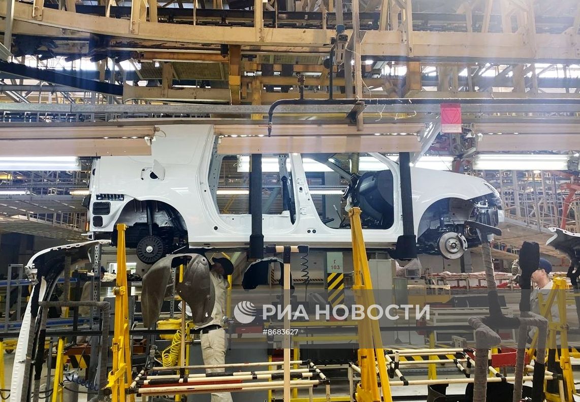 "АвтоВАЗ" запустил серийное производство автомобилей Lada Largus в Ижевске