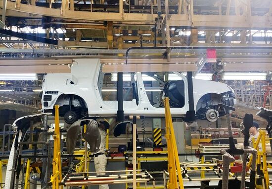 "АвтоВАЗ" запустил серийное производство автомобилей Lada Largus в Ижевске