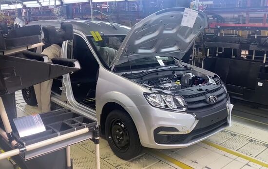 "АвтоВАЗ" запустил серийное производство автомобилей Lada Largus в Ижевске