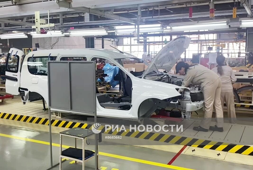 "АвтоВАЗ" запустил серийное производство автомобилей Lada Largus в Ижевске