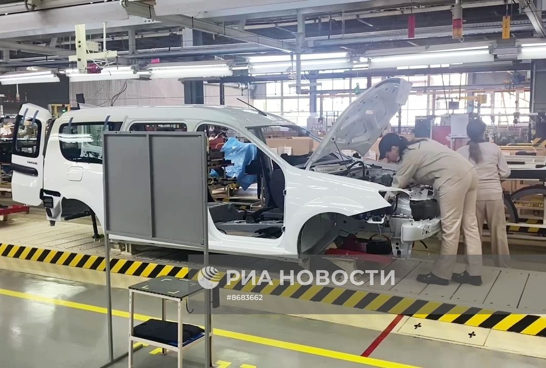 "АвтоВАЗ" запустил серийное производство автомобилей Lada Largus в Ижевске