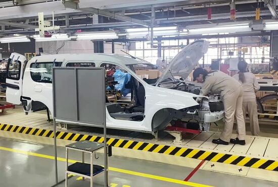 "АвтоВАЗ" запустил серийное производство автомобилей Lada Largus в Ижевске