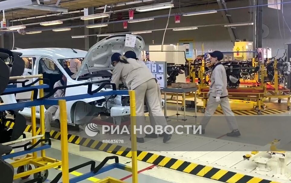 "АвтоВАЗ" запустил серийное производство автомобилей Lada Largus в Ижевске