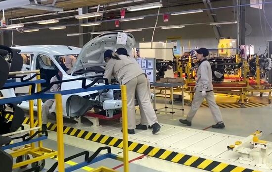 "АвтоВАЗ" запустил серийное производство автомобилей Lada Largus в Ижевске