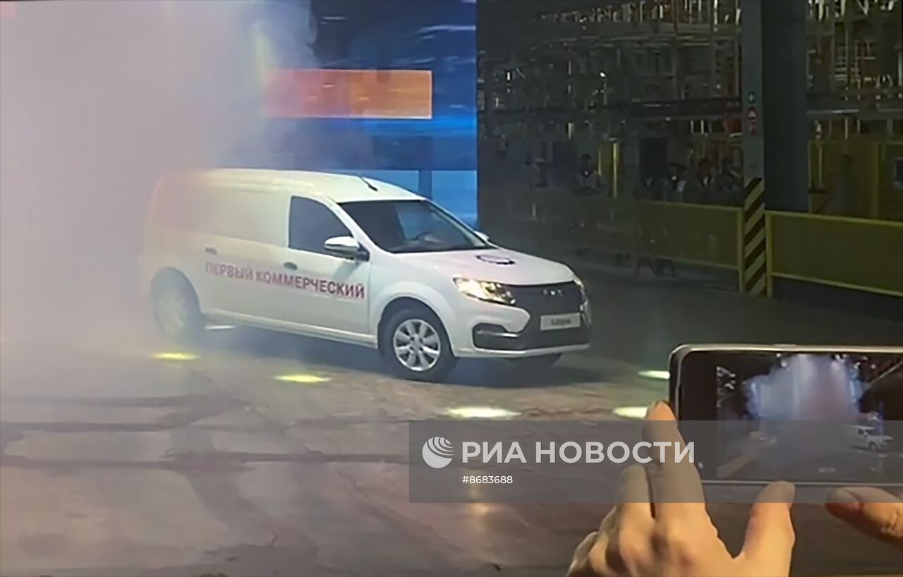 "АвтоВАЗ" запустил серийное производство автомобилей Lada Largus в Ижевске