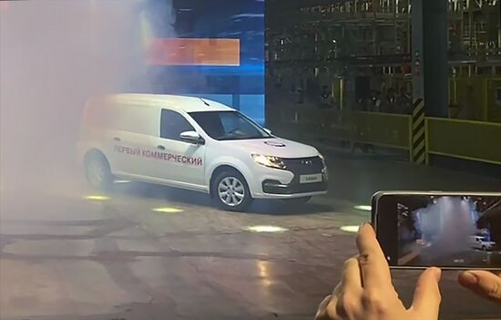 "АвтоВАЗ" запустил серийное производство автомобилей Lada Largus в Ижевске