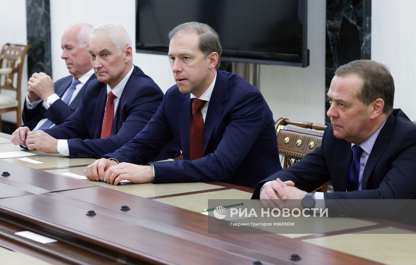 Президент Владимир Путин провел совещание по вопросам развития оборонно-промышленного комплекса