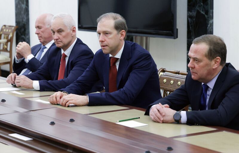 Президент Владимир Путин провел совещание по вопросам развития оборонно-промышленного комплекса