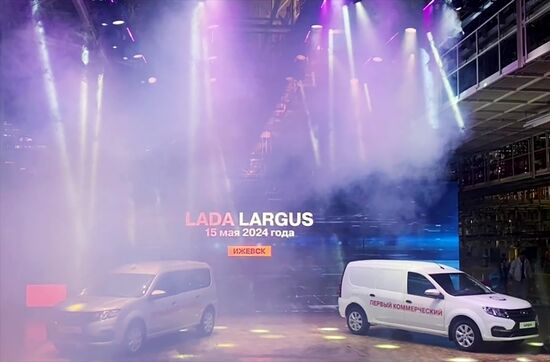 "АвтоВАЗ" запустил серийное производство автомобилей Lada Largus в Ижевске