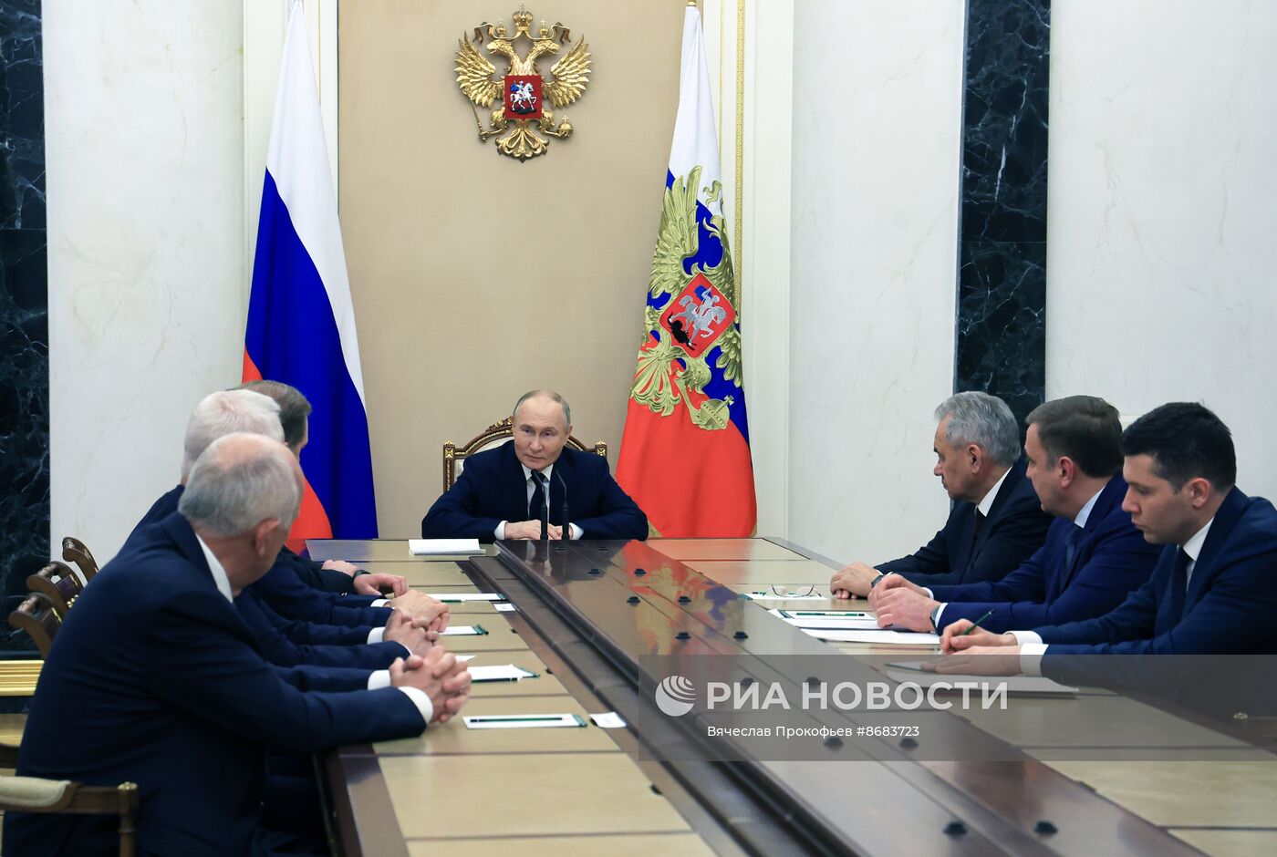 Президент Владимир Путин провел совещание по вопросам развития оборонно-промышленного комплекса