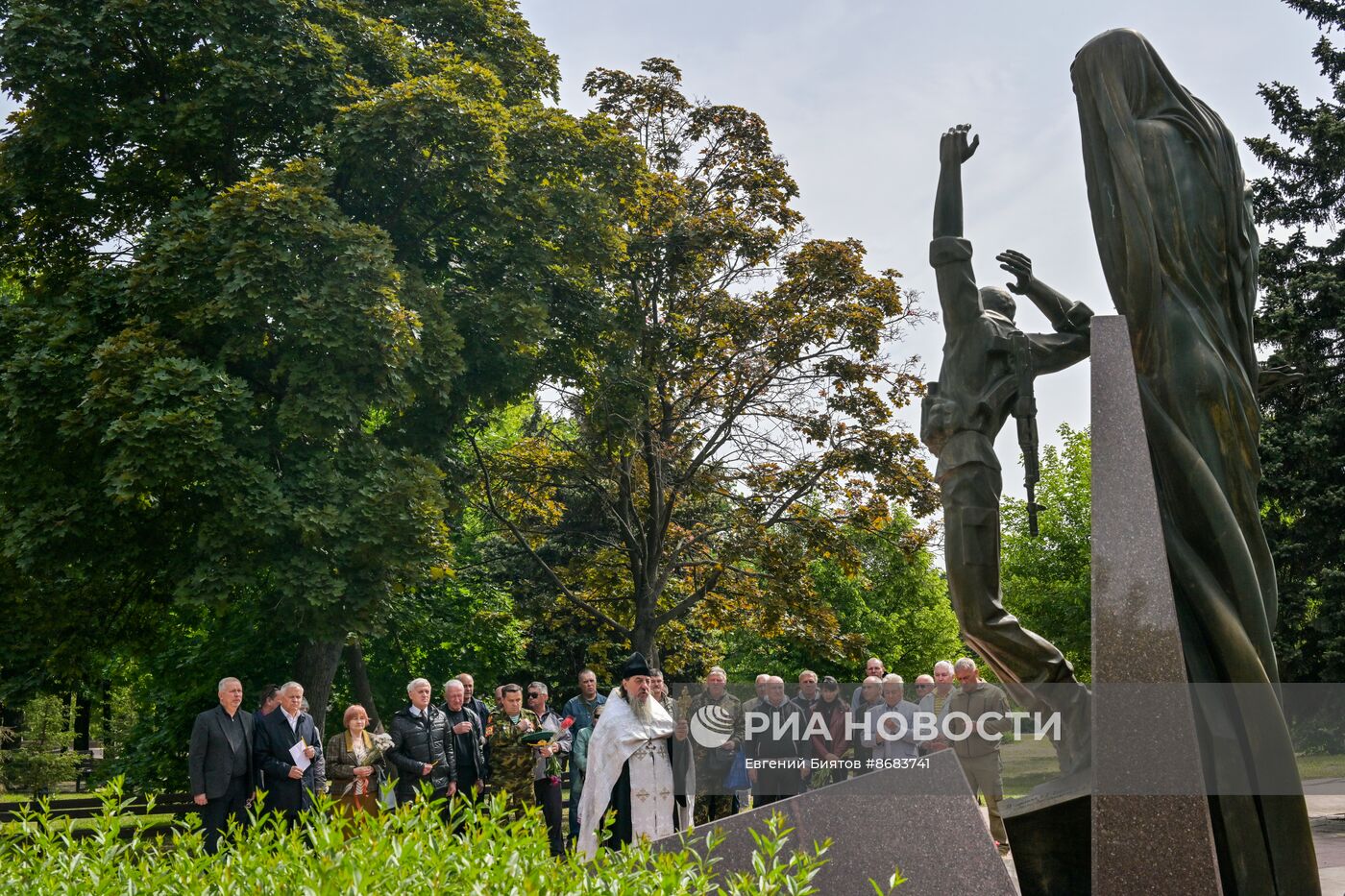 Митинг-молебен в Луганске по случаю годовщины начала вывода советских войск из Афганистана