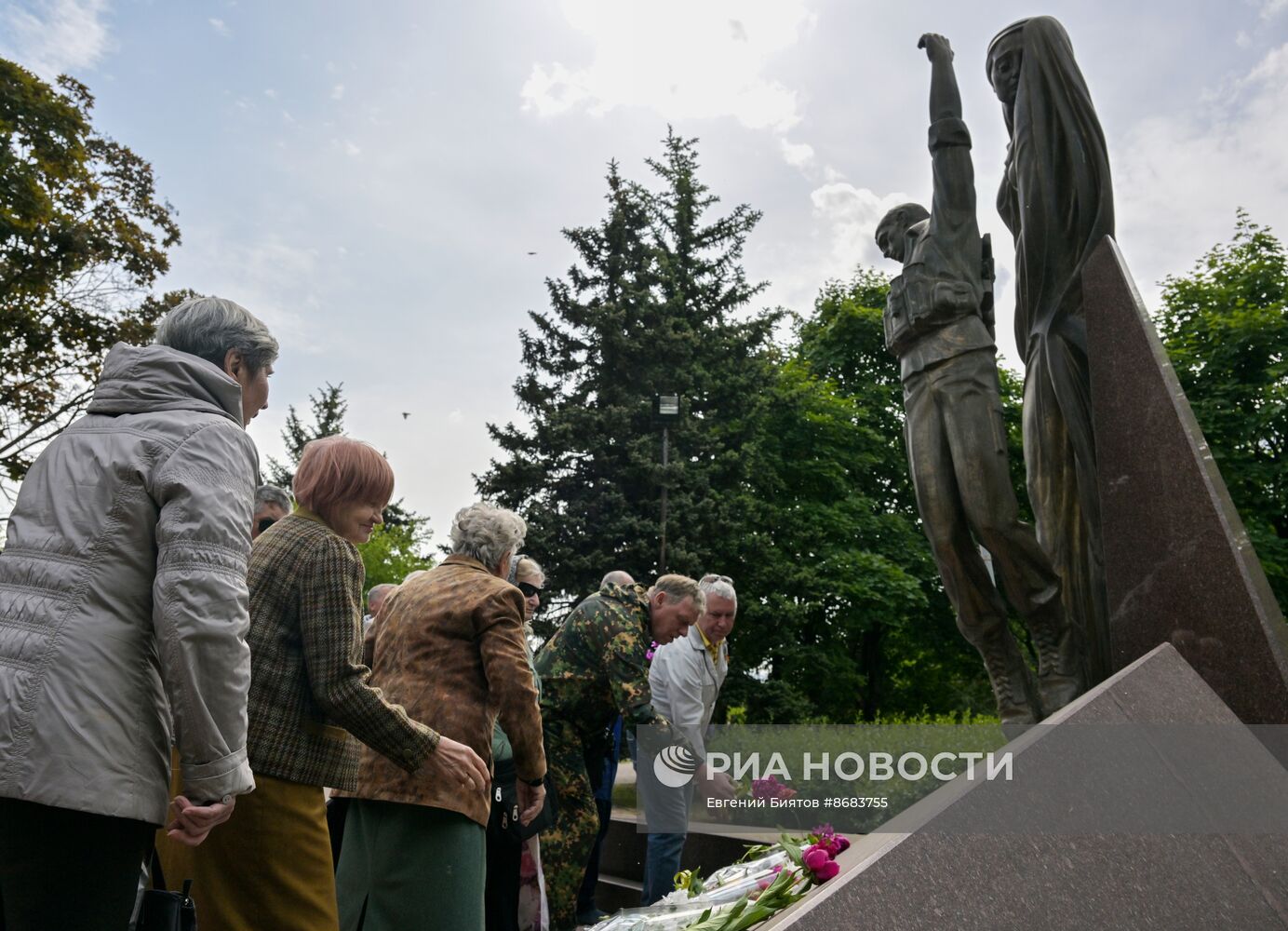 Митинг-молебен в Луганске по случаю годовщины начала вывода советских войск из Афганистана