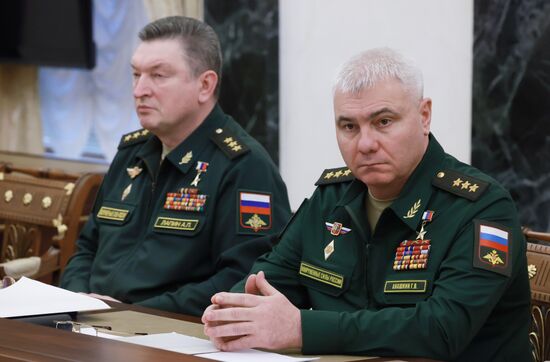 Президент Владимир Путин провел встречу с командующими войсками военных округов