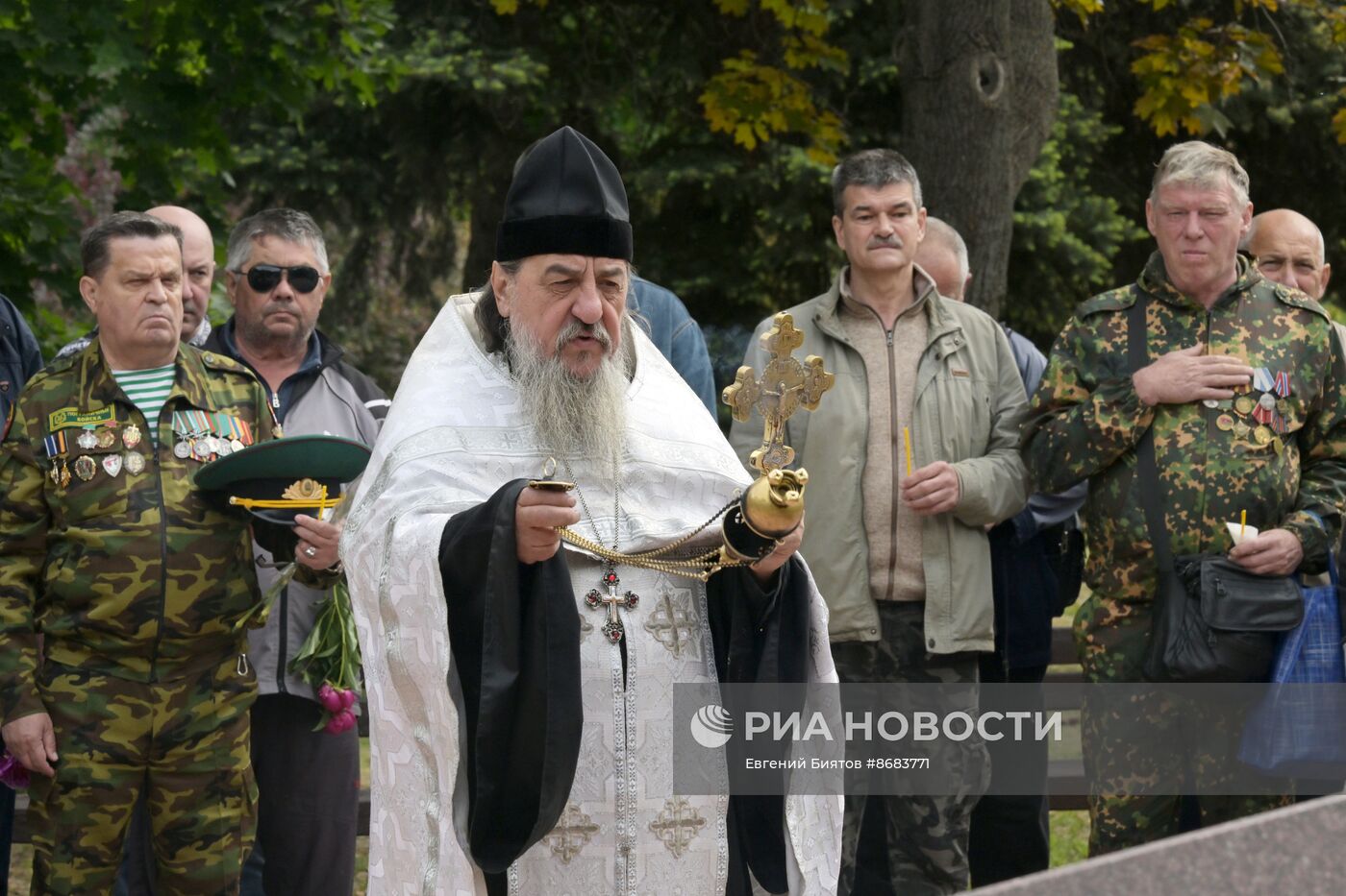 Митинг-молебен в Луганске по случаю годовщины начала вывода советских войск из Афганистана