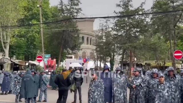 Несмотря на дождь, участники акции протеста в Ереване не расходятся