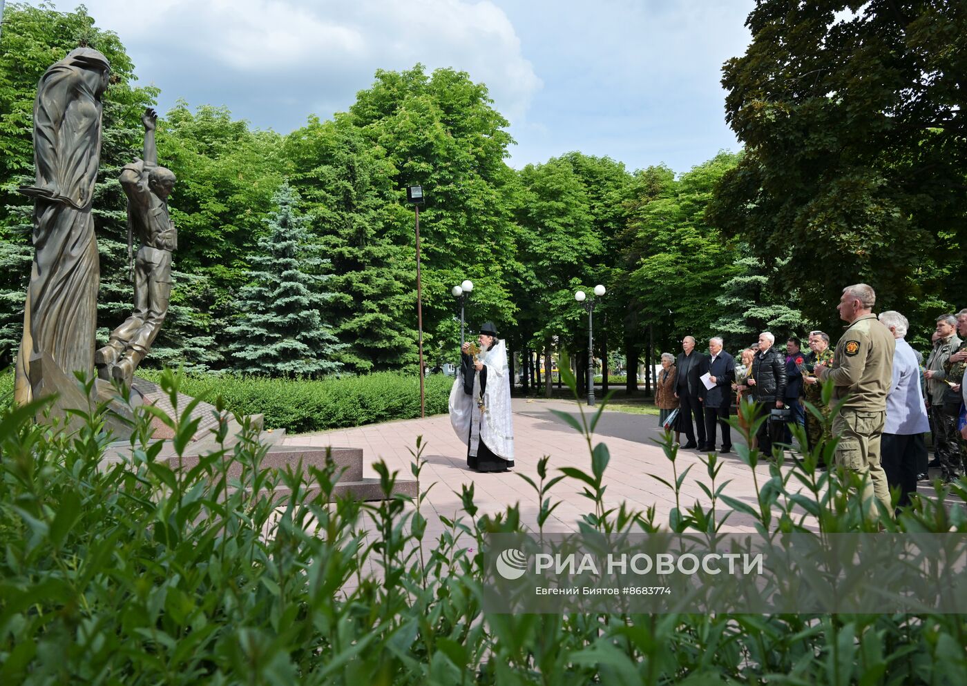 Митинг-молебен в Луганске по случаю годовщины начала вывода советских войск из Афганистана