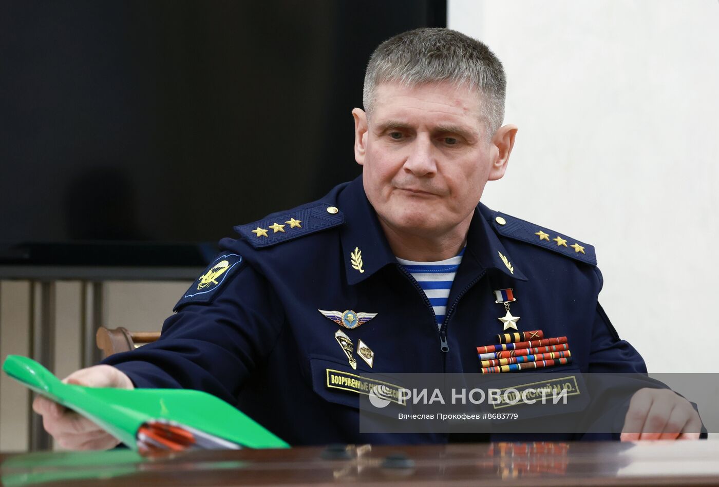 Президент Владимир Путин провел встречу с командующими войсками военных округов