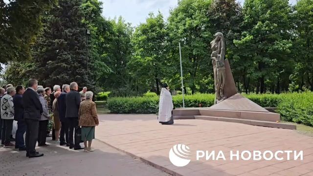 Ветераны войны в Афганистане у памятника воинам-интернационалистам в сквере Памяти в Луганске