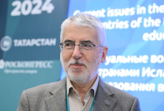 KAZANFORUM 2024. Актуальные вопросы развития сотрудничества России со странами Исламского мира в области науки и высшего образования в условиях многополярного миропорядка.
Абдолла Мотамеди, президент Университета имени Алламе Табатабаи (Иран)
Фото могут быть использованы на условиях, указанных в разделе медиабанка, посвященном Форуму Место: Россия, Республика Татарстан, Казань. Автор: Станислав Красильников/РИА Новости. KAZANFORUM 2024. Актуальные вопросы развития сотрудничества России со странами Исламского мира в области науки и высшего образования в условиях многополярного миропорядка