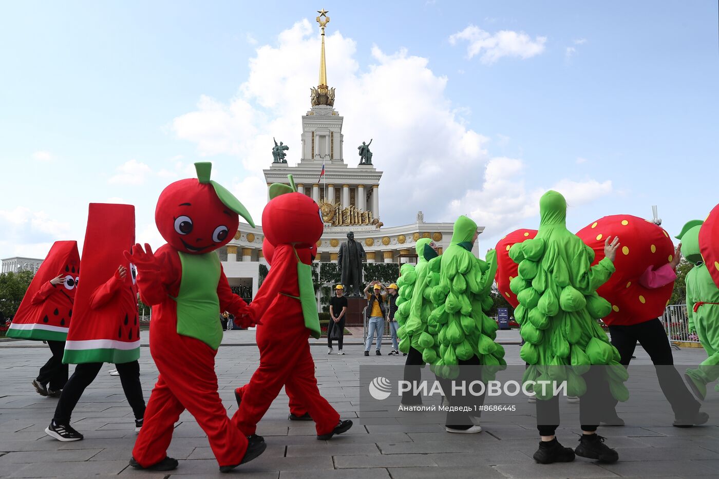 Выставка "Россия". Шествие от Минсельхоза