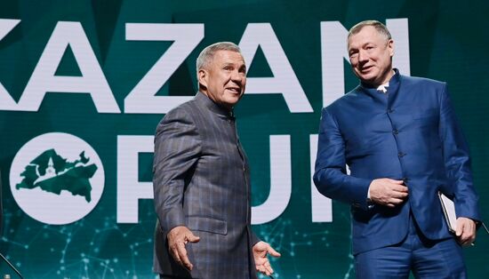 KAZANFORUM 2024. Пленарное заседание XV Международного экономического форума "Финансовая и логистическая инфраструктура России и стран ОИС"
Слева направо:
Рустам Минниханов, глава Республики Татарстан, председатель группы стратегического видения "Россия – Исламский мир"
Марат Хуснуллин, заместитель председателя правительства Российской Федерации, председатель Организационного комитета по подготовке и проведению Международного экономического форума "Россия – Исламский мир: KazanForum"
Фото могут быть использованы на условиях, указанных в разделе медиабанка, посвященном Форуму Место: Россия, Республика Татарстан, Казань. Автор: Иван Секретарев/РИА Новости. KAZANFORUM 2024. Пленарное заседание XV Международного экономического форума "Финансовая и логистическая инфраструктура России и стран ОИС"