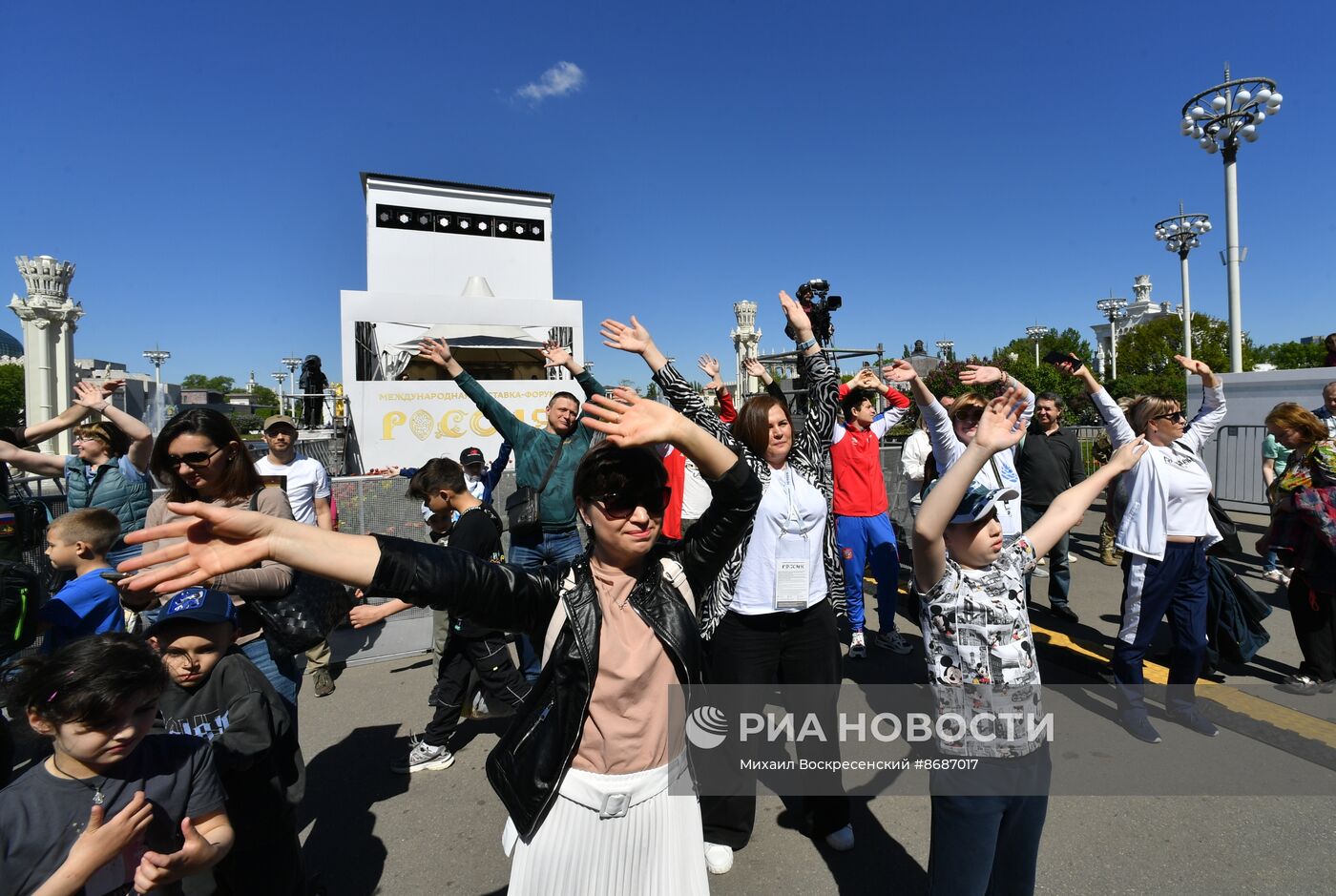 Выставка "Россия". Зарядка с Сергеем Карякиным и Екатериной Лобышевой