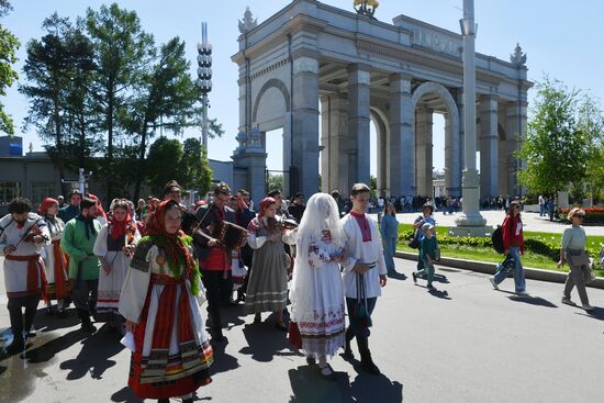 Выставка "Россия". Костюмированное шествие "Свадьба"