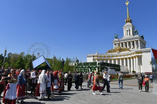 Выставка "Россия". Костюмированное шествие "Свадьба"