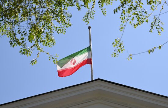 Цветы в память о президенте Ирана Эбрахиме Раиси