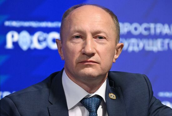 Выставка "Россия". Пленарная сессия: "Пространство будущего: Северо-Западный макрорегион"