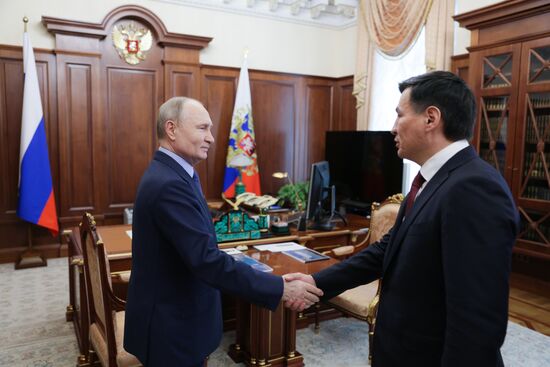 Президент Владимир Путин провел встречу с главой Калмыкии Бату Хасиковым