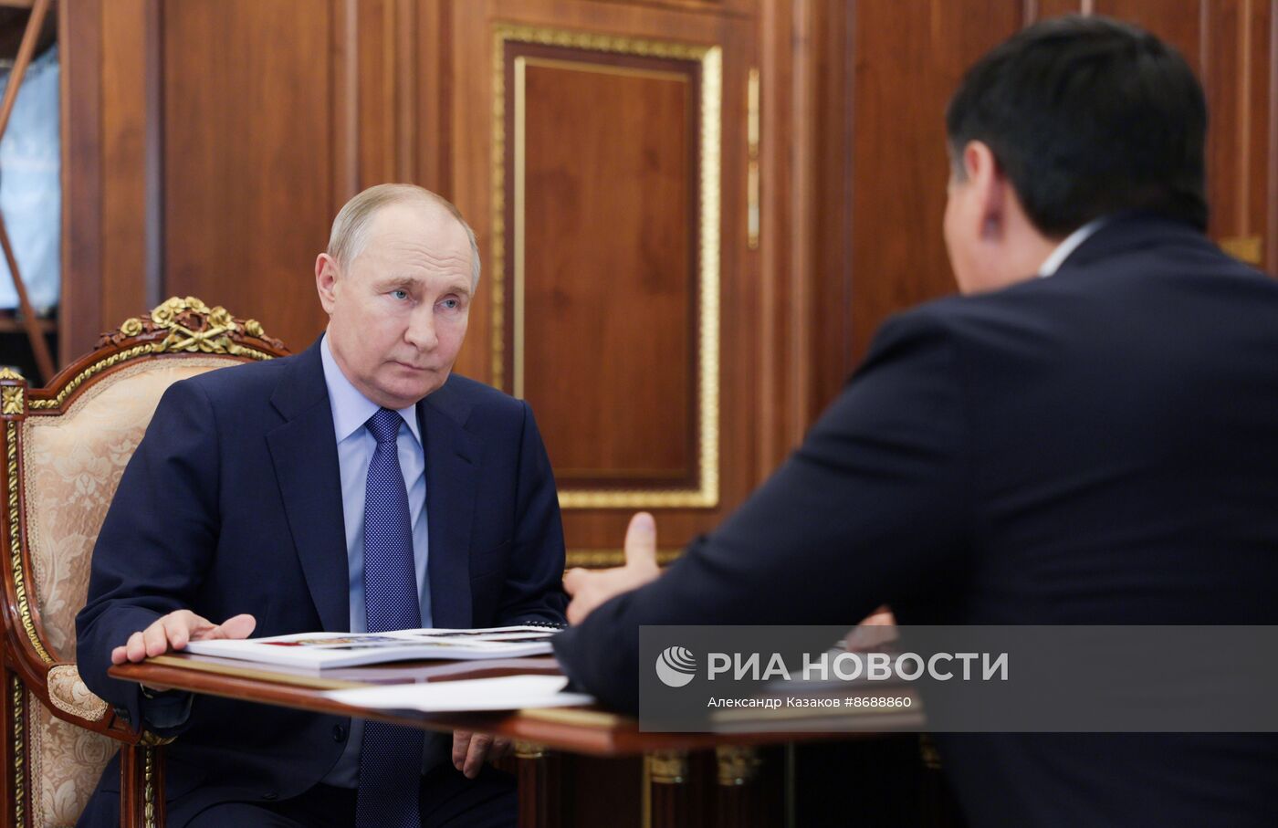 Президент Владимир Путин провел встречу с главой Калмыкии Бату Хасиковым