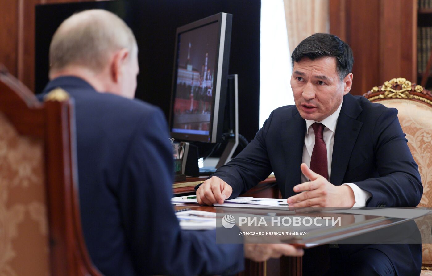 Президент Владимир Путин провел встречу с главой Калмыкии Бату Хасиковым