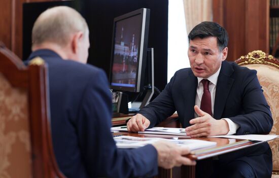 Президент Владимир Путин провел встречу с главой Калмыкии Бату Хасиковым