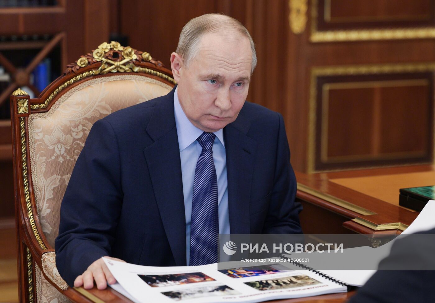 Президент Владимир Путин провел встречу с главой Калмыкии Бату Хасиковым