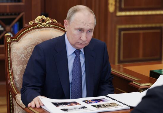 Президент Владимир Путин провел встречу с главой Калмыкии Бату Хасиковым