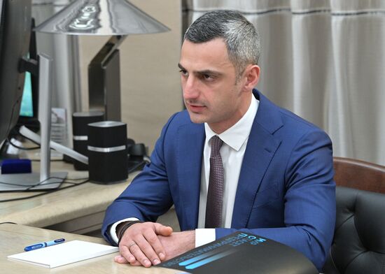 Премьер-министр Михаил Мишустин встретился с главой корпорации "МСП" Александром Исаевичем